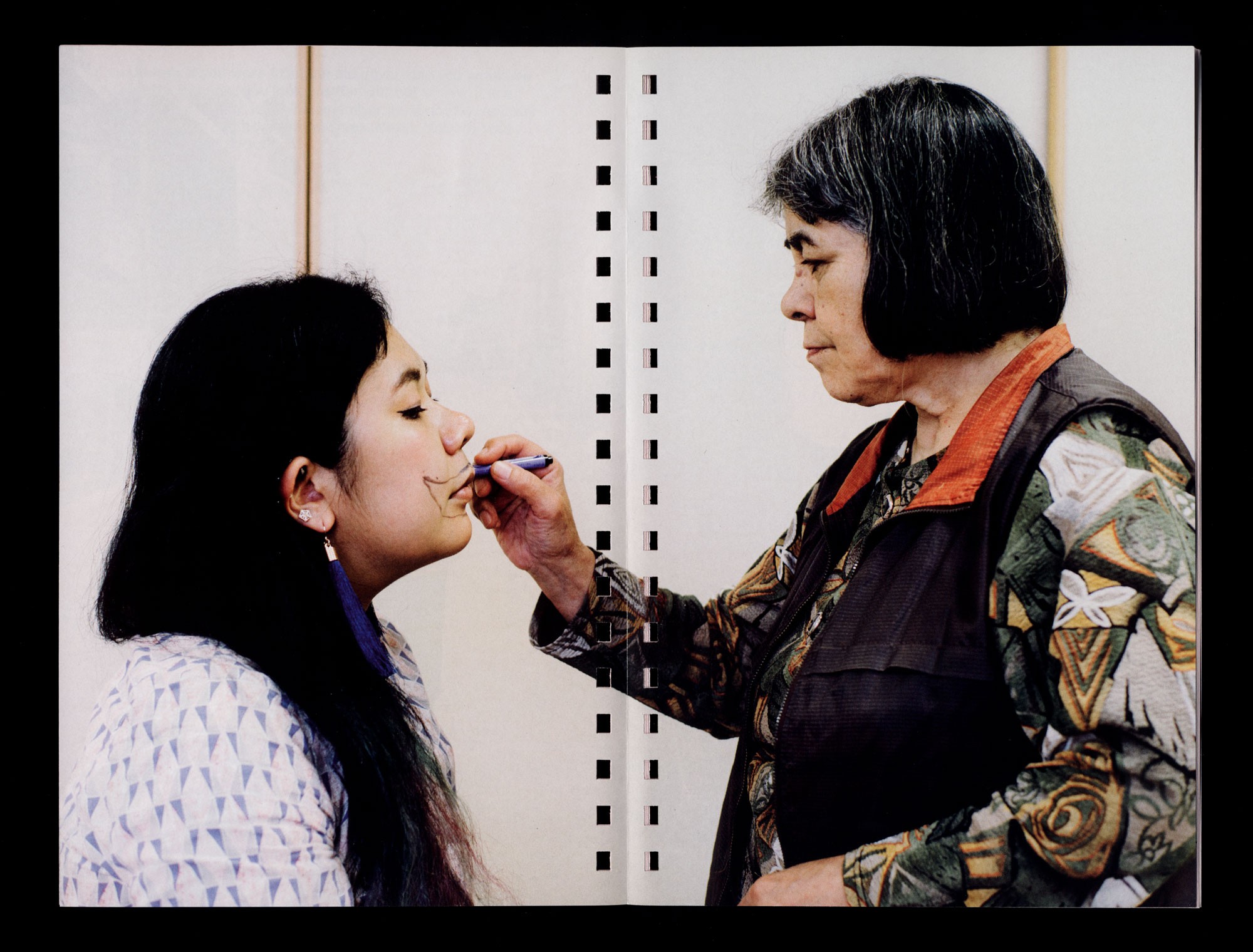 シヌイェ アイヌの女性の刺青 山本栄子さんへのインタビュー マユンキキ Sinuye Tattoos For Ainu Women An Interview Between Mayunkiki And Eiko Yamamoto Nirin Ngaay